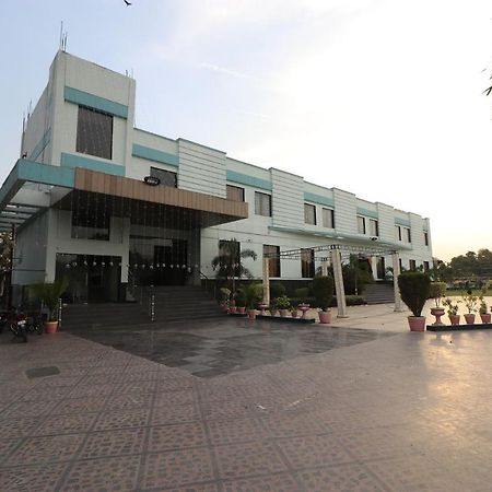 Oyo 33387 Laxmi Lawn And Resort Suite Lucknow Esterno foto
