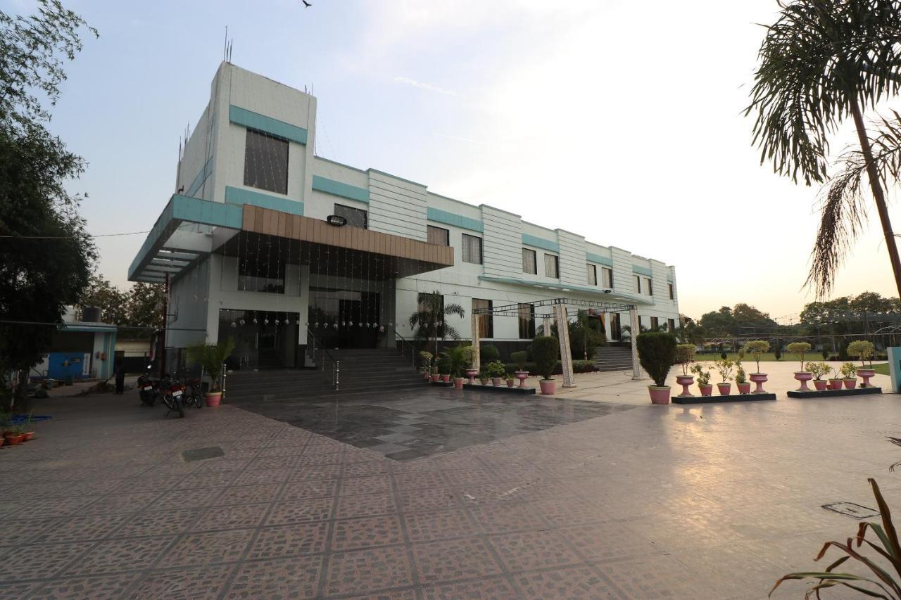 Oyo 33387 Laxmi Lawn And Resort Suite Lucknow Esterno foto