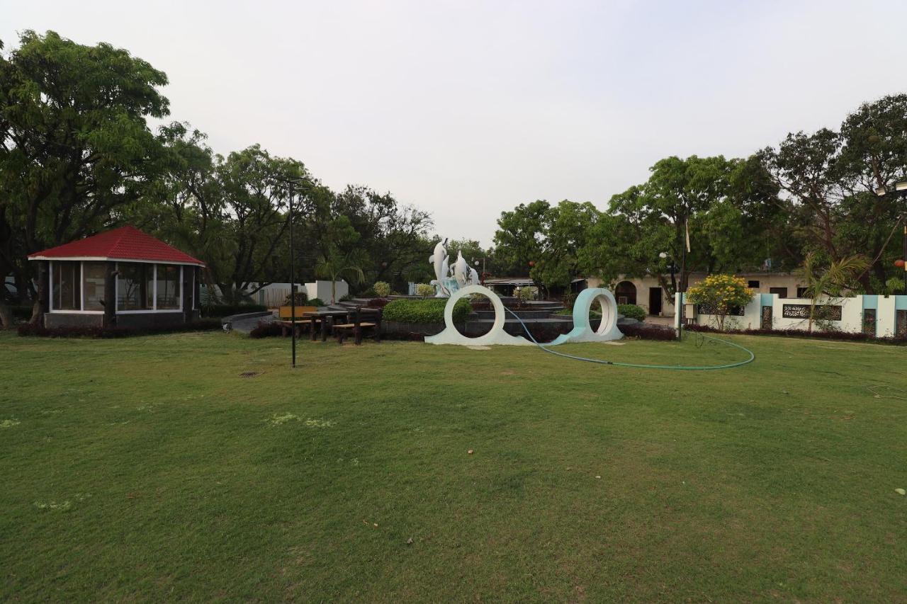 Oyo 33387 Laxmi Lawn And Resort Suite Lucknow Esterno foto