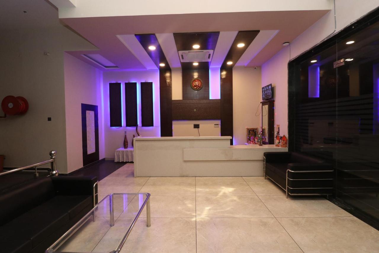 Oyo 33387 Laxmi Lawn And Resort Suite Lucknow Esterno foto